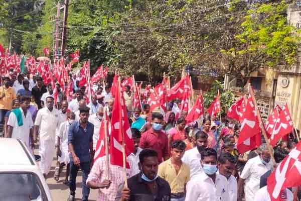 Farmers Struggle in front of the Collector's Office asking for relief!