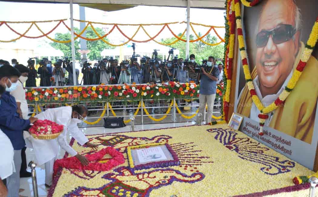 Leaders pay homage at Kalaignar memorial