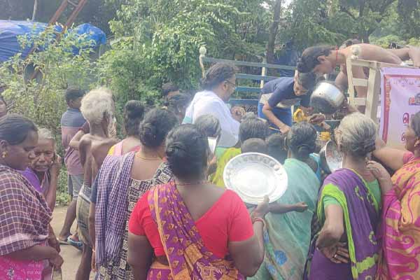 Nataraja Temple Dikshithars provide food to those affected by rain