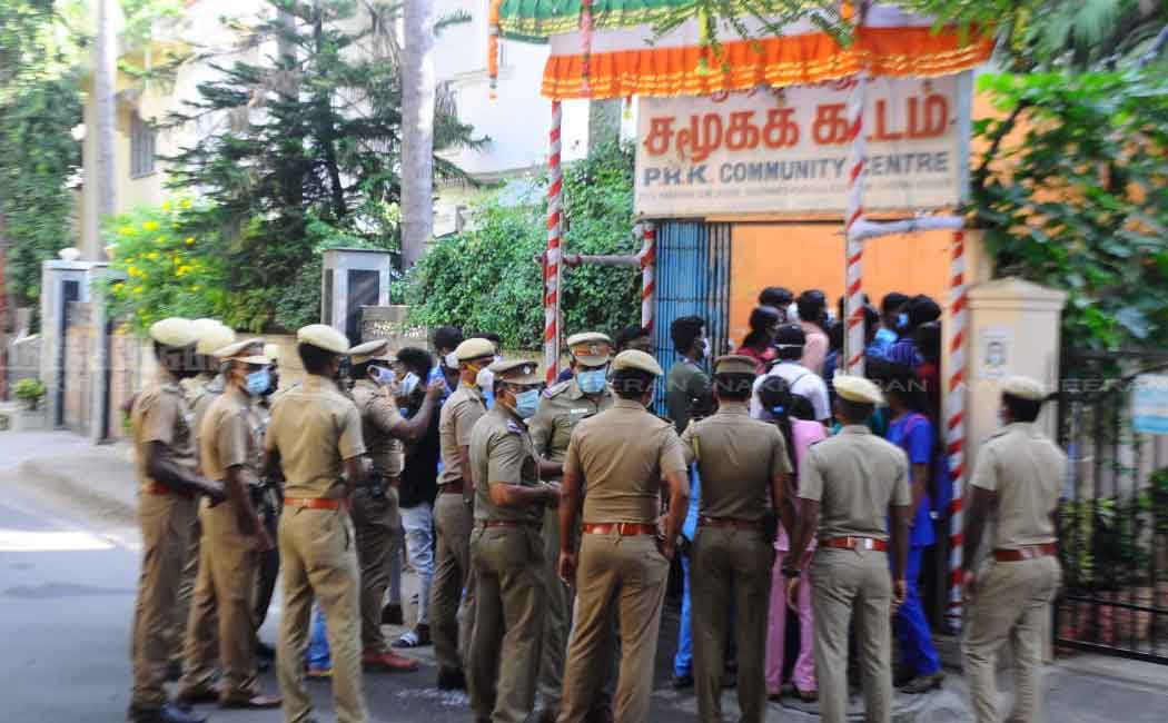 Doctors who tried to besiege the minister's house