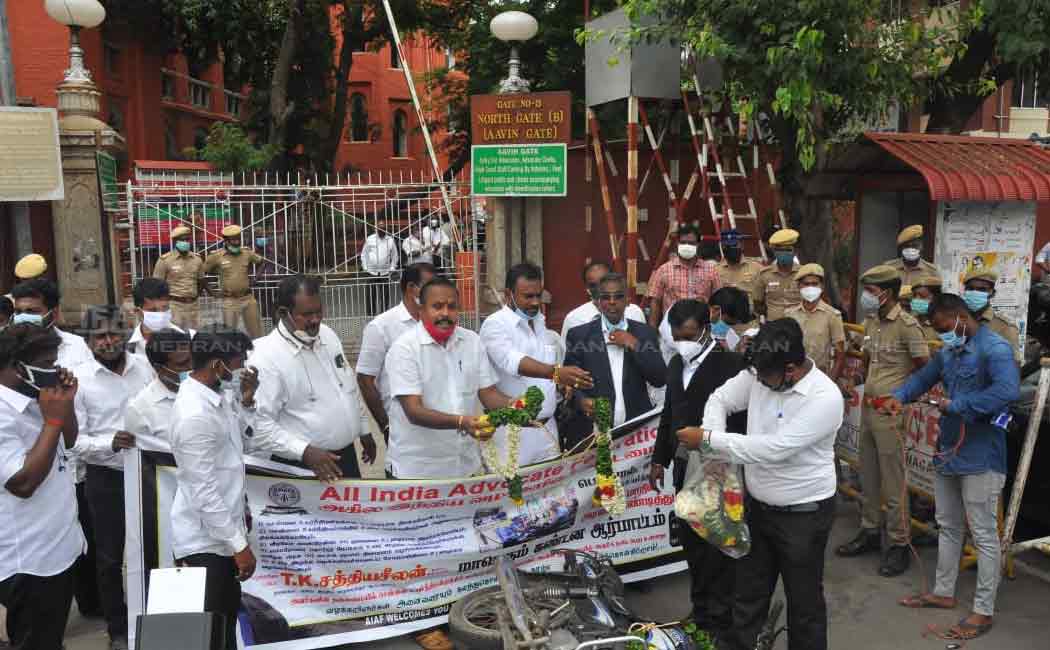 Petrol and diesel price hike ..! Demonstration on behalf of the All India Advocate Bar Association .. (Pictures)