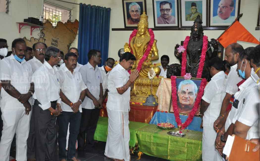 BJP pays homage to Vajbhai portrait