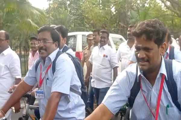 puducherry dmk mla came legislative assembly in school uniform