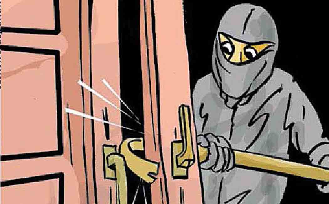 Robbery by breaking the lock of the house!