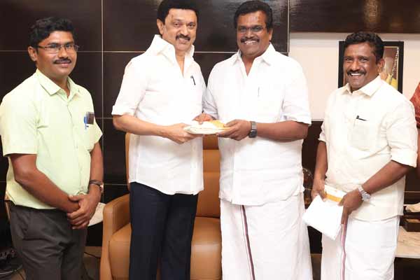 Theni candidate Thanga tamilselvan congratulated by the ministers