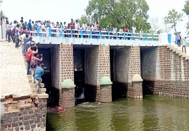 Water opening in the three-horned Pullambadi canal!