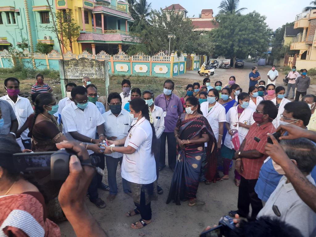 Doctor and nurses near Chidambaram, sprinkle poo, and greet them