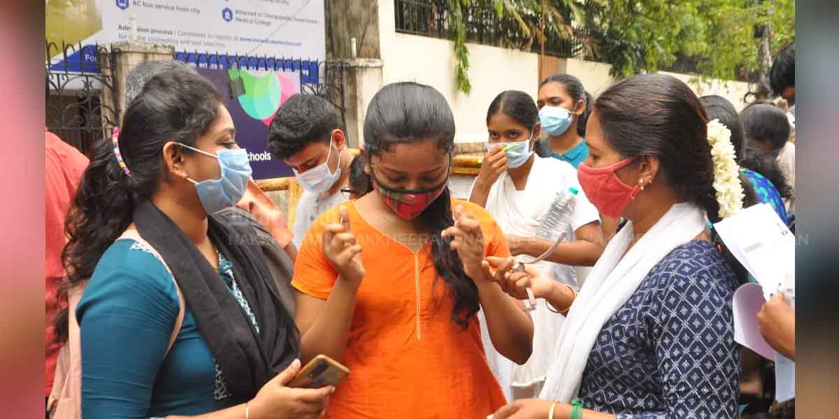 Students Preparing for NEET (Photos)