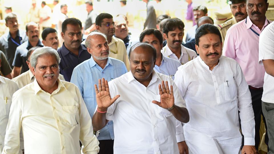 karnataka resign mlas case supreme court announced judgement for tomorrow