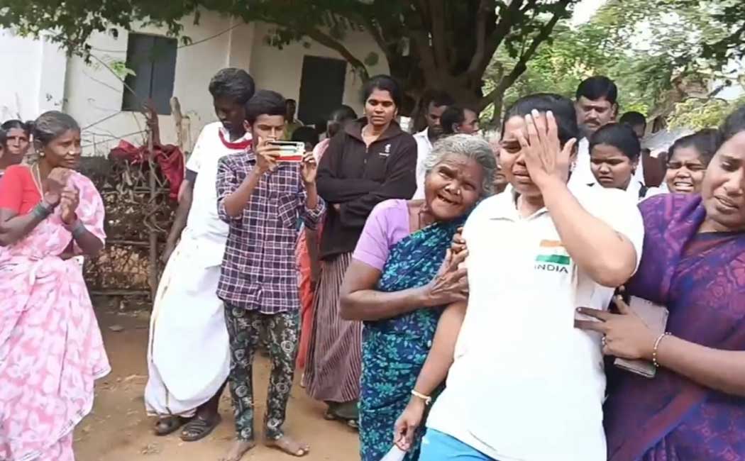 Tribute Commonwealth gold medalist Lokapriya late father grave