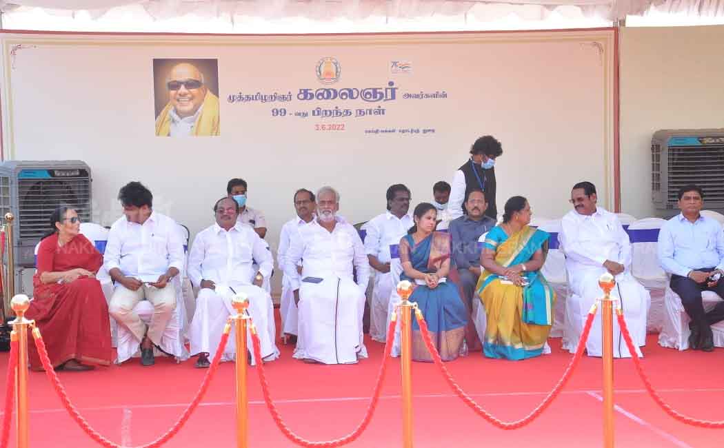 Chief Minister MK Stalin pays homage to Kalaignar statue