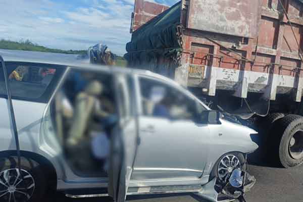 4 lost as car carrying district judge collides with lorry!
