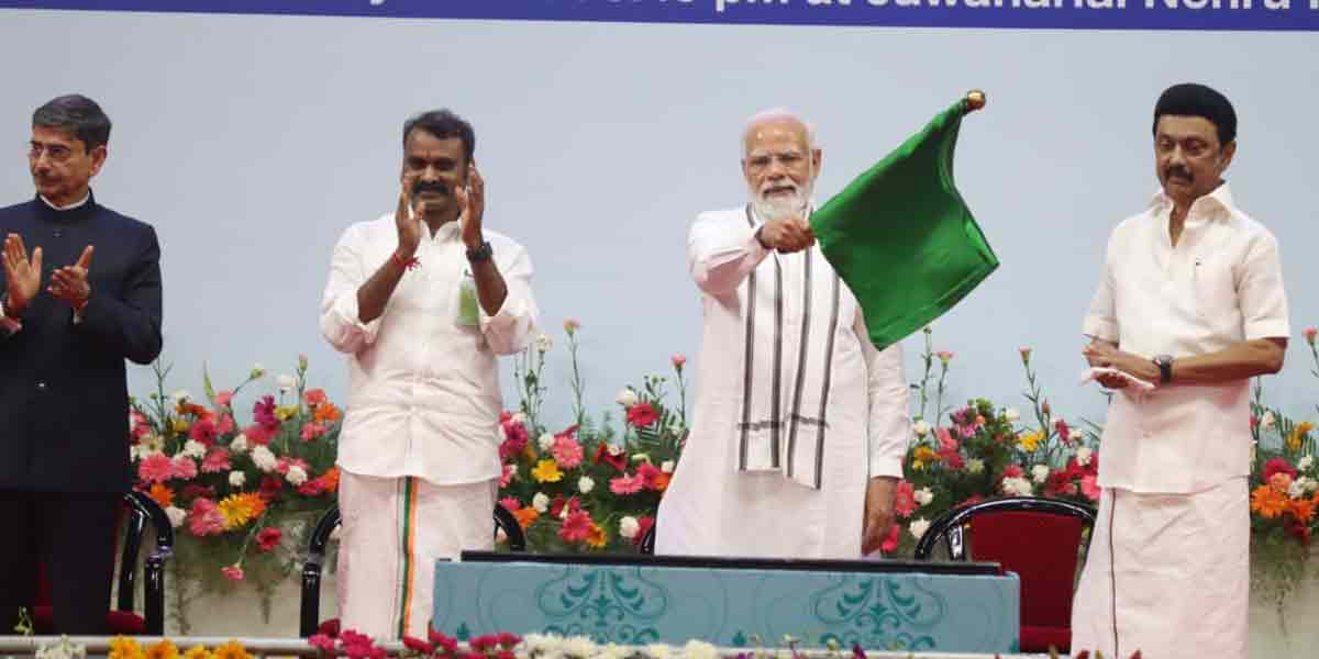 Welcome to Modi ... AIADMK flags that do not catch the eye!