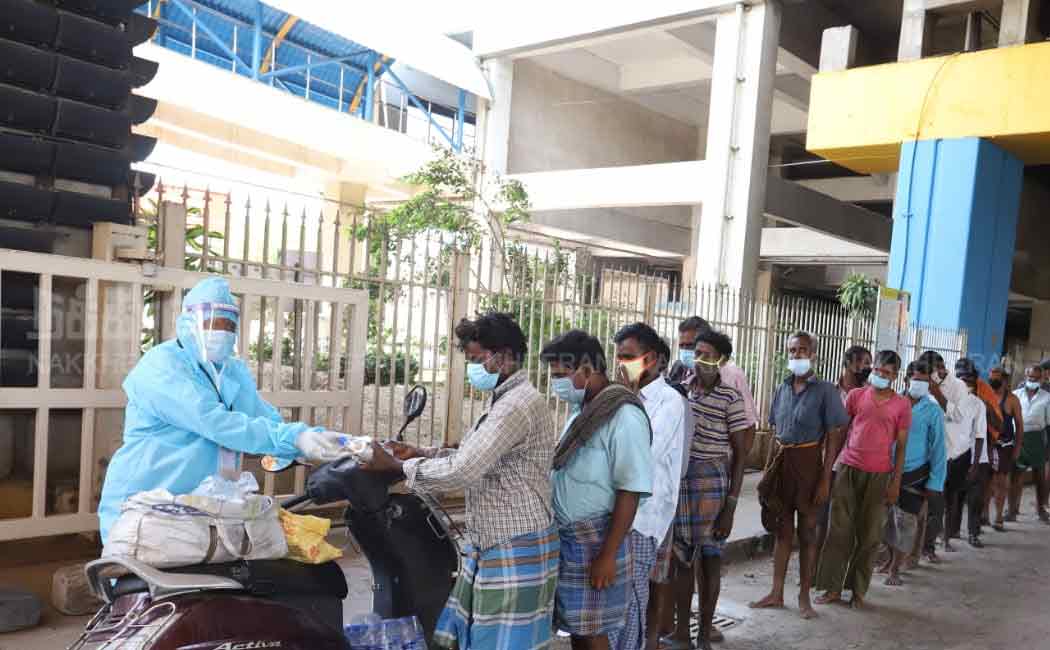 Trans Community Kitchen feeds roadside people and the helpless ..!