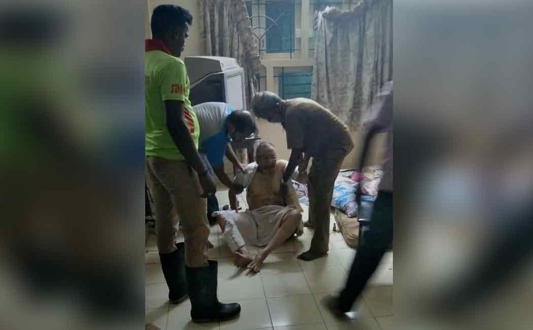 Shouted the old man ... rescued firefighters