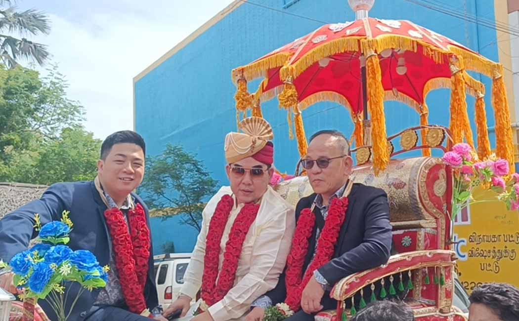 Singaporean businessmen are happy to be brought in a 'I love India..'