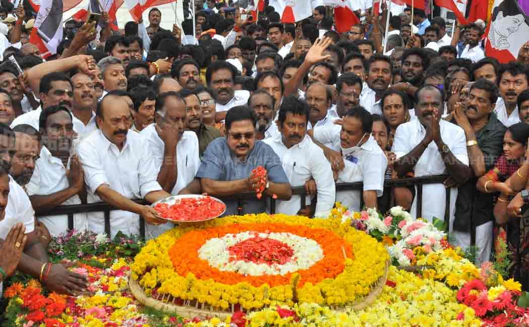 sasikala and ttv dinakaran pays tribute to former chief minister mgr