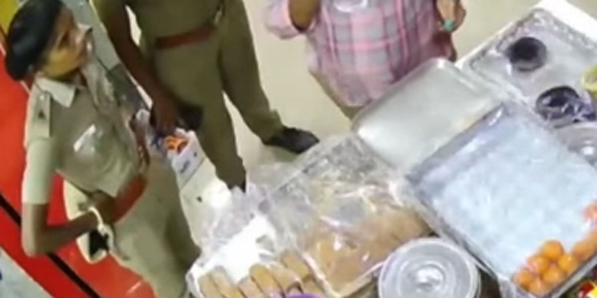 Bread Omelette, dispute over juice; 4 women policemen suspended