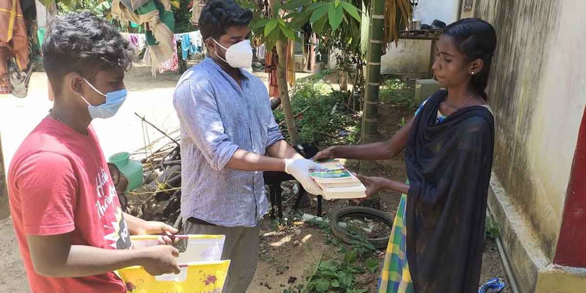 '' Do not immerse yourself in the cell phone in the media ... '' Cell phone shopkeeper who gives books to search the house