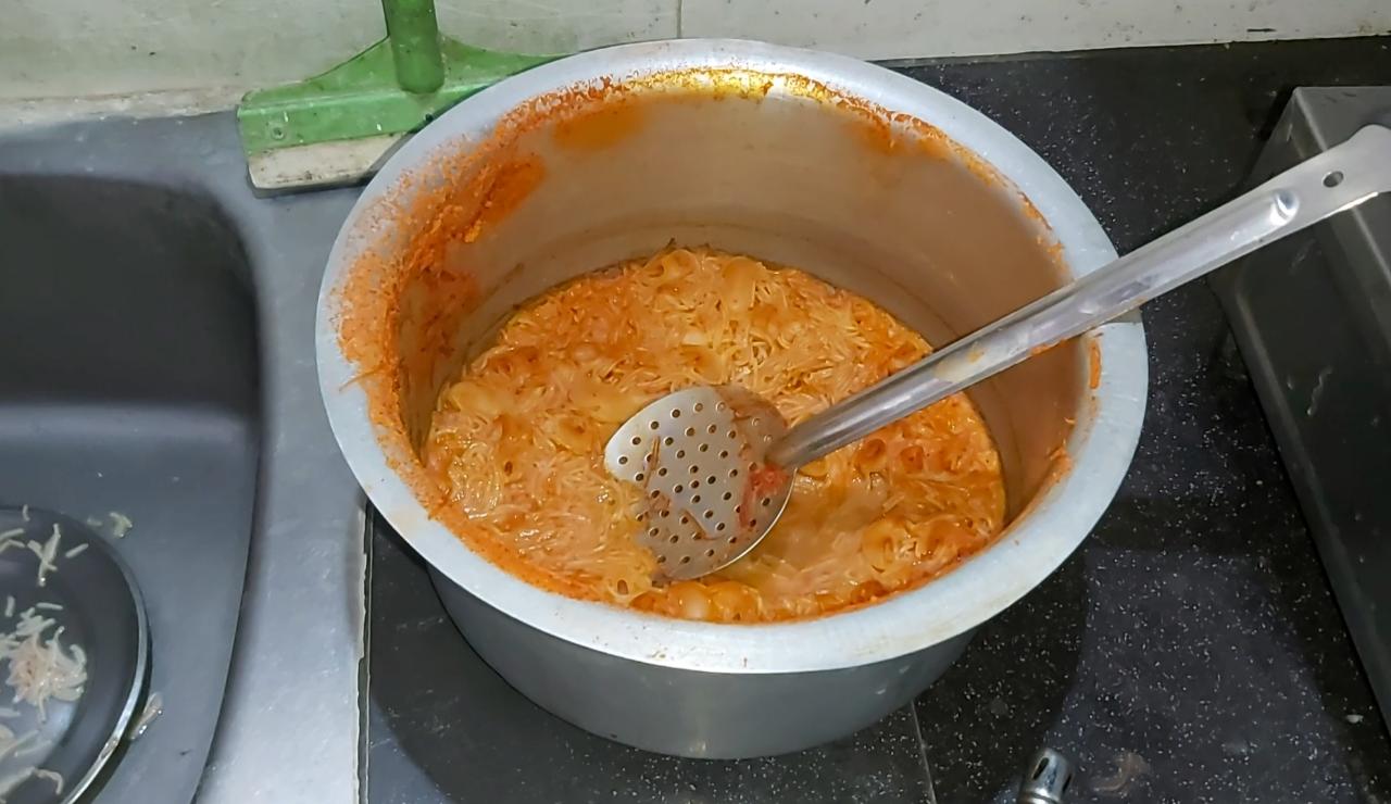 Thieves who cooked and ate patiently - victims of pain!