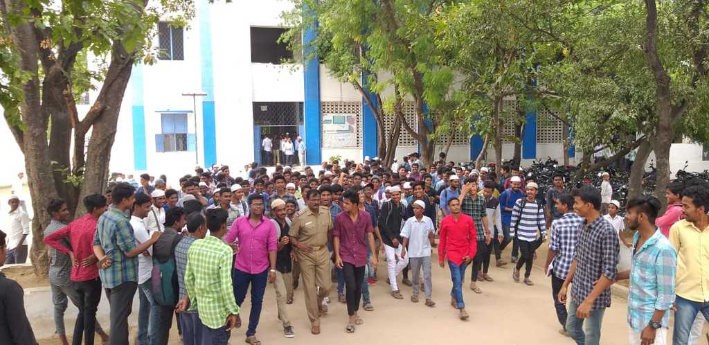former school student's protest for provide laptop!