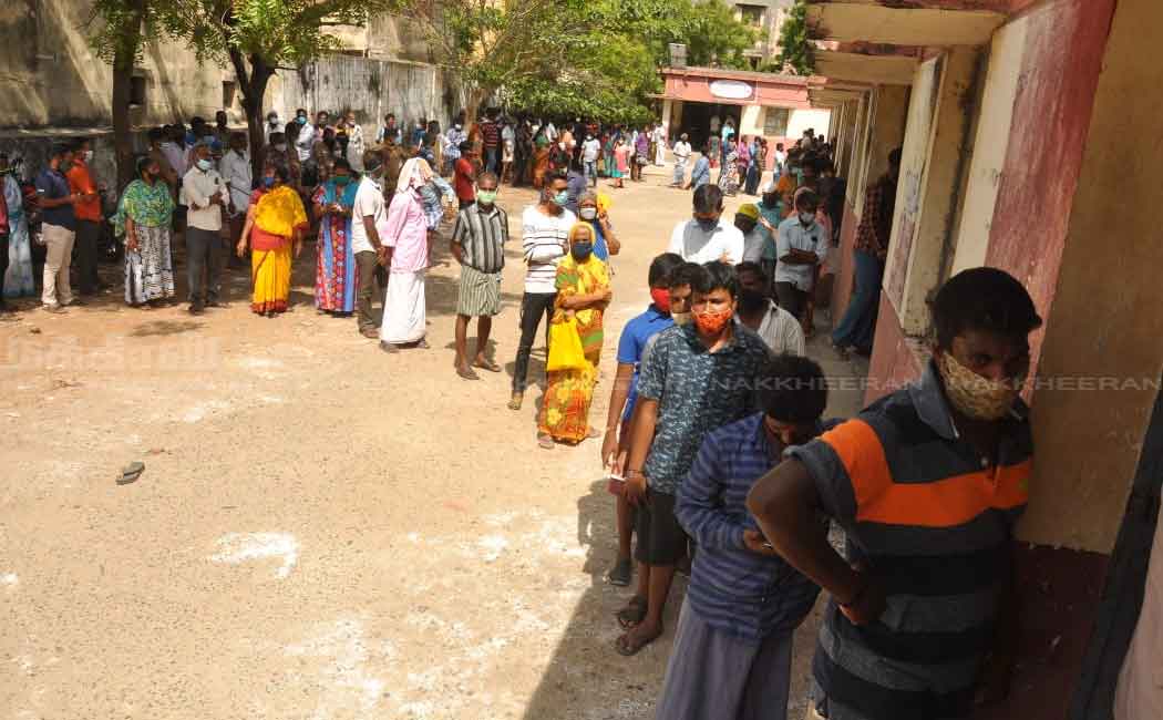 People gathered to buy the Corona relief fund of 2000 rupees