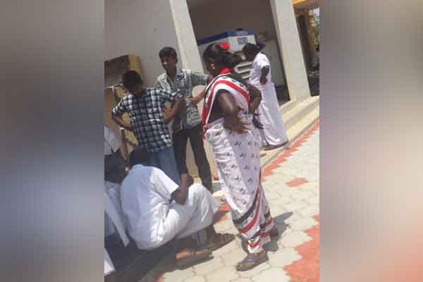 admk distrubute money to people for conducting meet