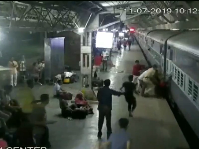 GUJARAT AHMADABAD JUNCTION WOMEN SLIP IN TRAIN VIRAL VIDEO