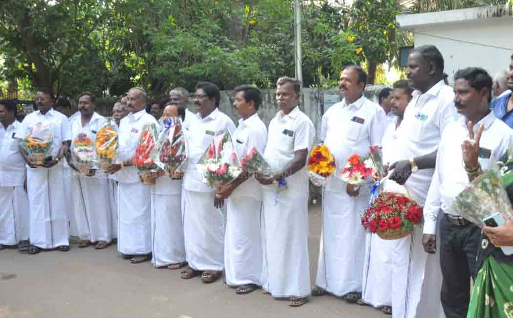ADMK Office issue EPS supporters