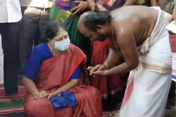 Question asked by reporters to Sasikala .. Sasikala who went silent ..!