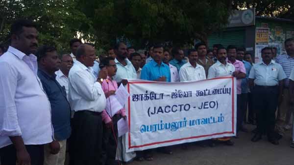 Government employees and teachers demonstrated