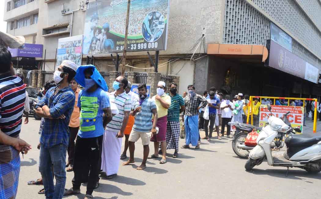 Crowd on Avin milk center