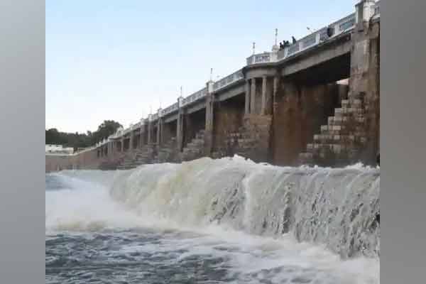 Opening of water in Poondi lake Warning to coastal people