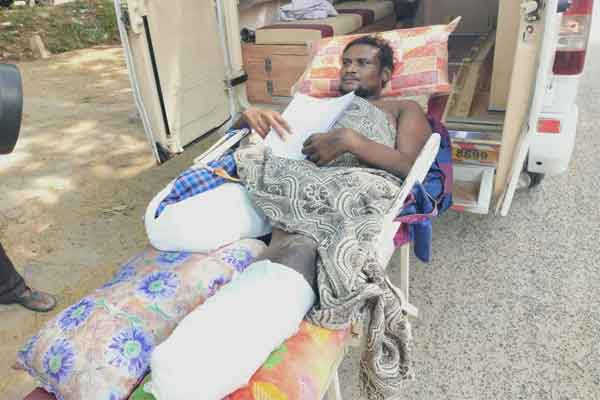 the youth lost his two legs came by ambulance to give petition