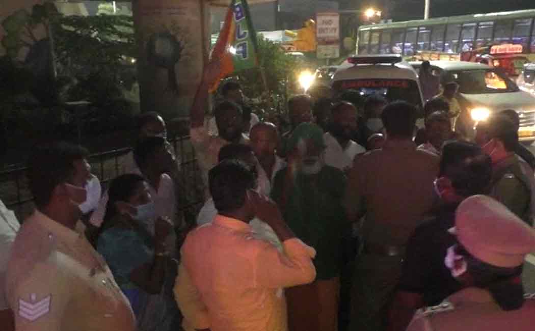 BJPians involved in road blockade in Trichy