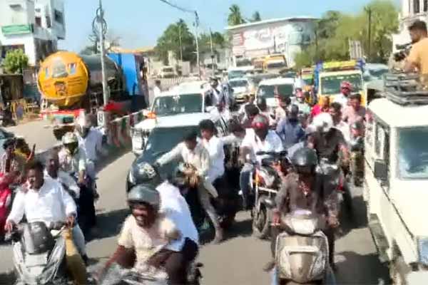 Opposition to the appointment of the Dt Secretary Tvk members blocked Vijay's car