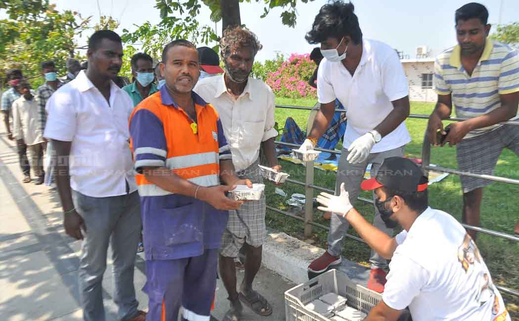 DMK youths who provided food to those on the road