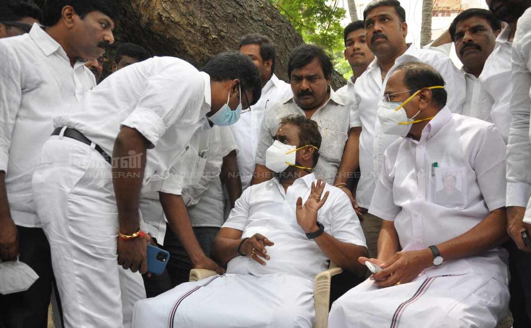 Velumani and Thangamani in front of Vijayabaskar's house!