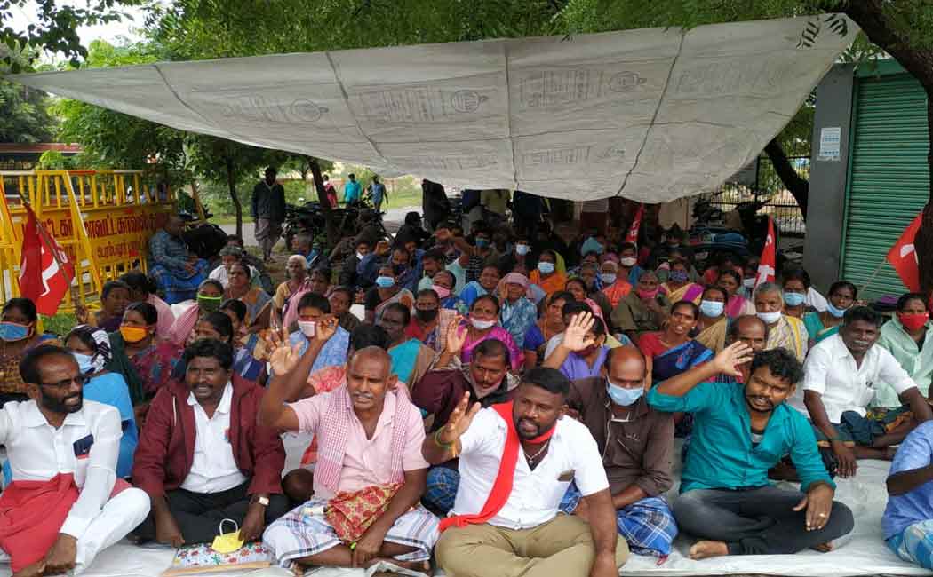 Contract employees involved in the struggle emphasizing various demands