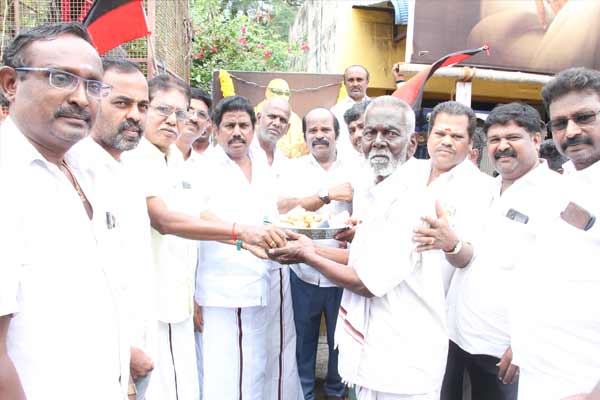 DMK members serve biryani public occasion cm stalin birthday