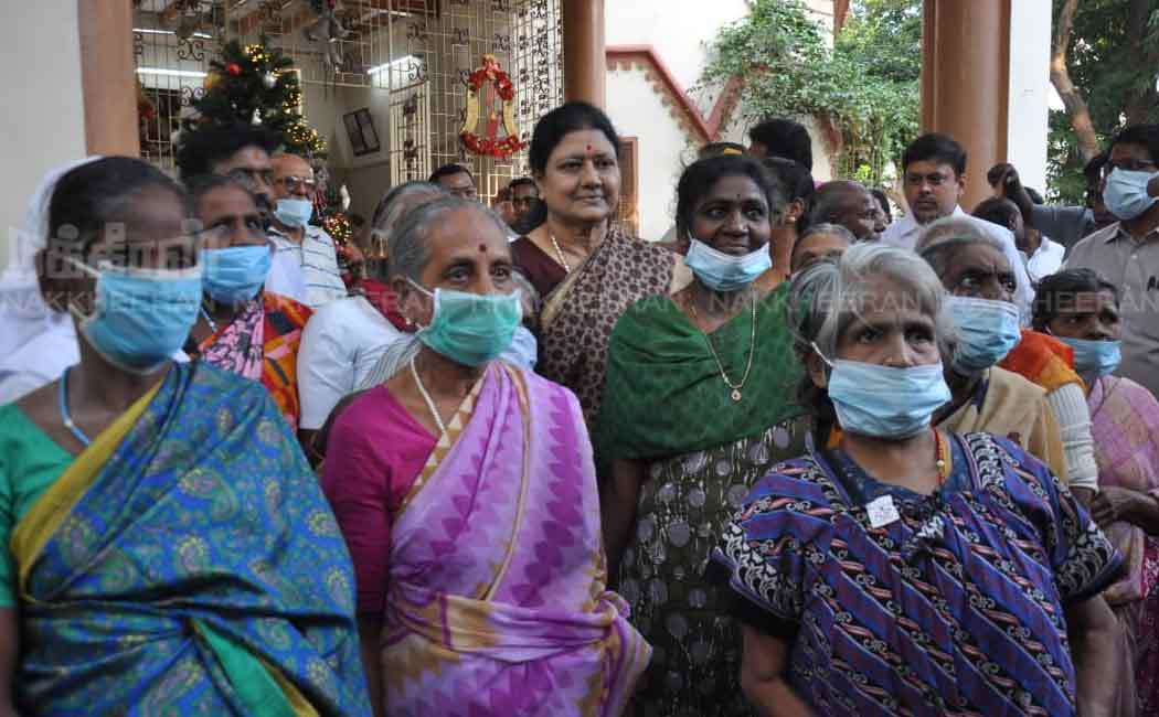 Sasikala celebrates Christmas at a old age home
