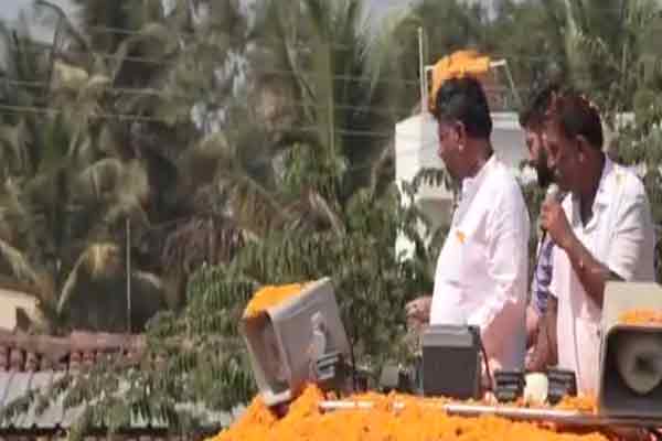 karnataka congress chief dk sivakumar five hundred currency viral video