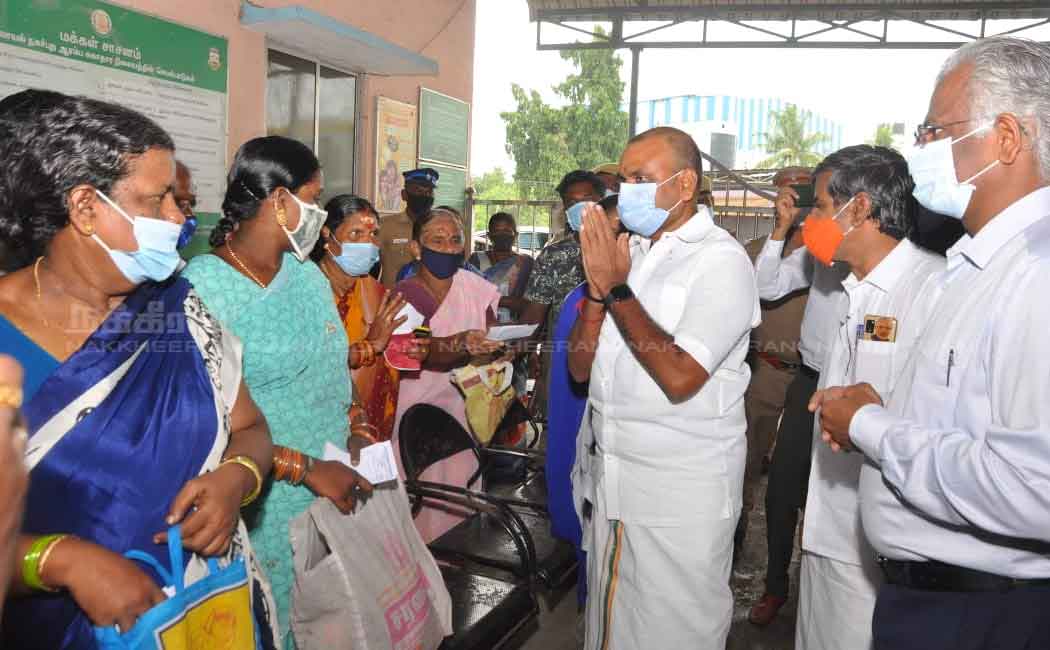 Union Minister L Murugan visits vaccination camp