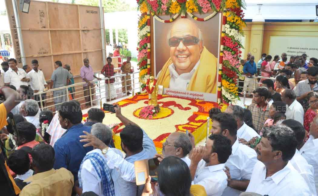 People paying homage at the kalaignar