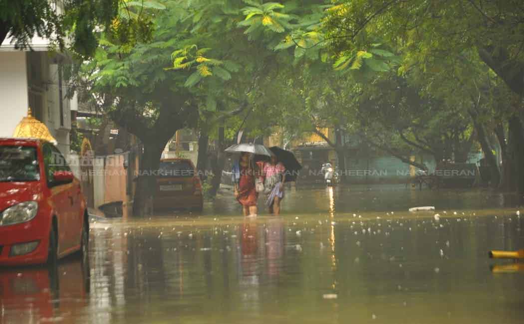People staggering in the flood .. Request to take action!