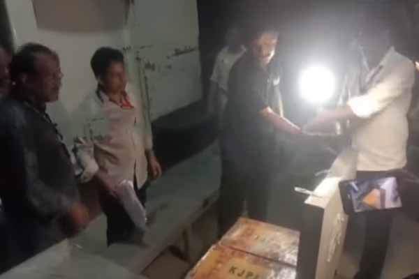 Andhra Pradesh Rs. 8 crore confiscated; 2 arrested