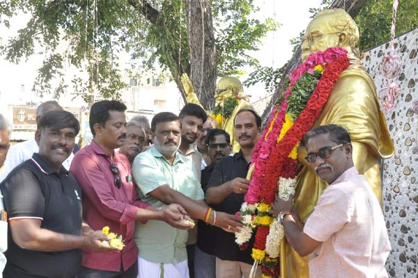 Tribute to Periyar statue in Erode