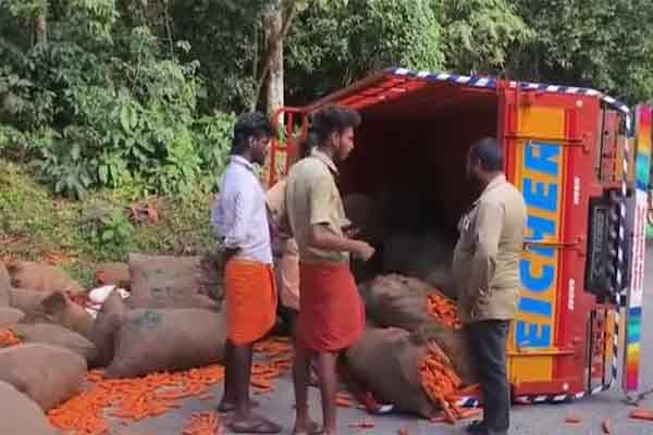 A truck carrying carrots overturned on a mountain road and caused an incident
