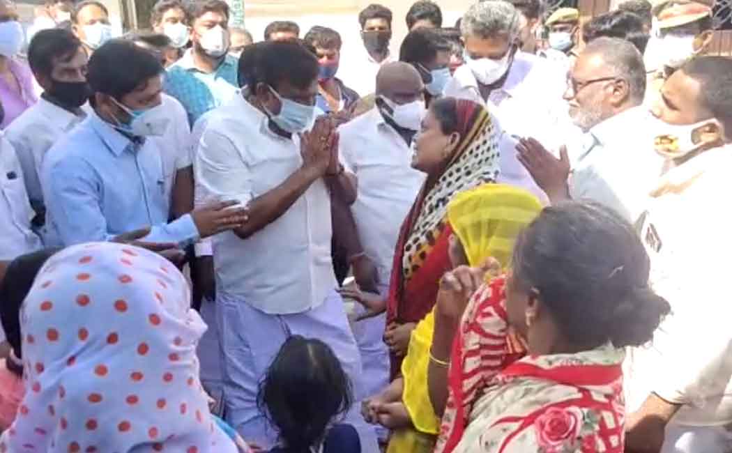 The public besieged the minister who went to provide welfare schemes