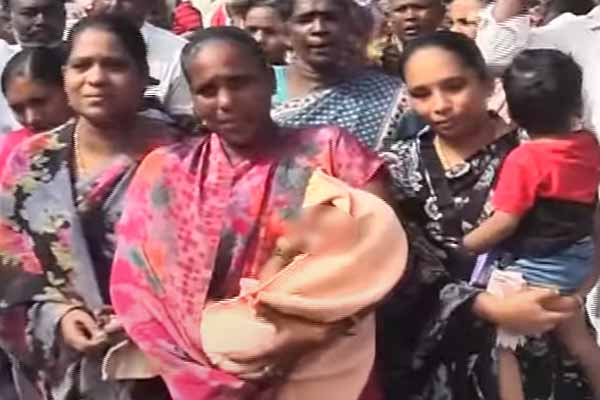 Arrest of fishermen issue Women who came to struggle with children
